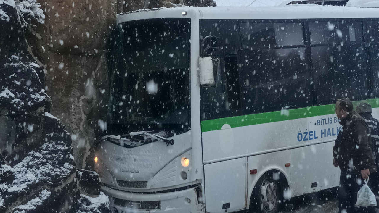 Bitlis’te Halk Otobüsü Kaleye Çarptı! 4 Kişi Yaralandı