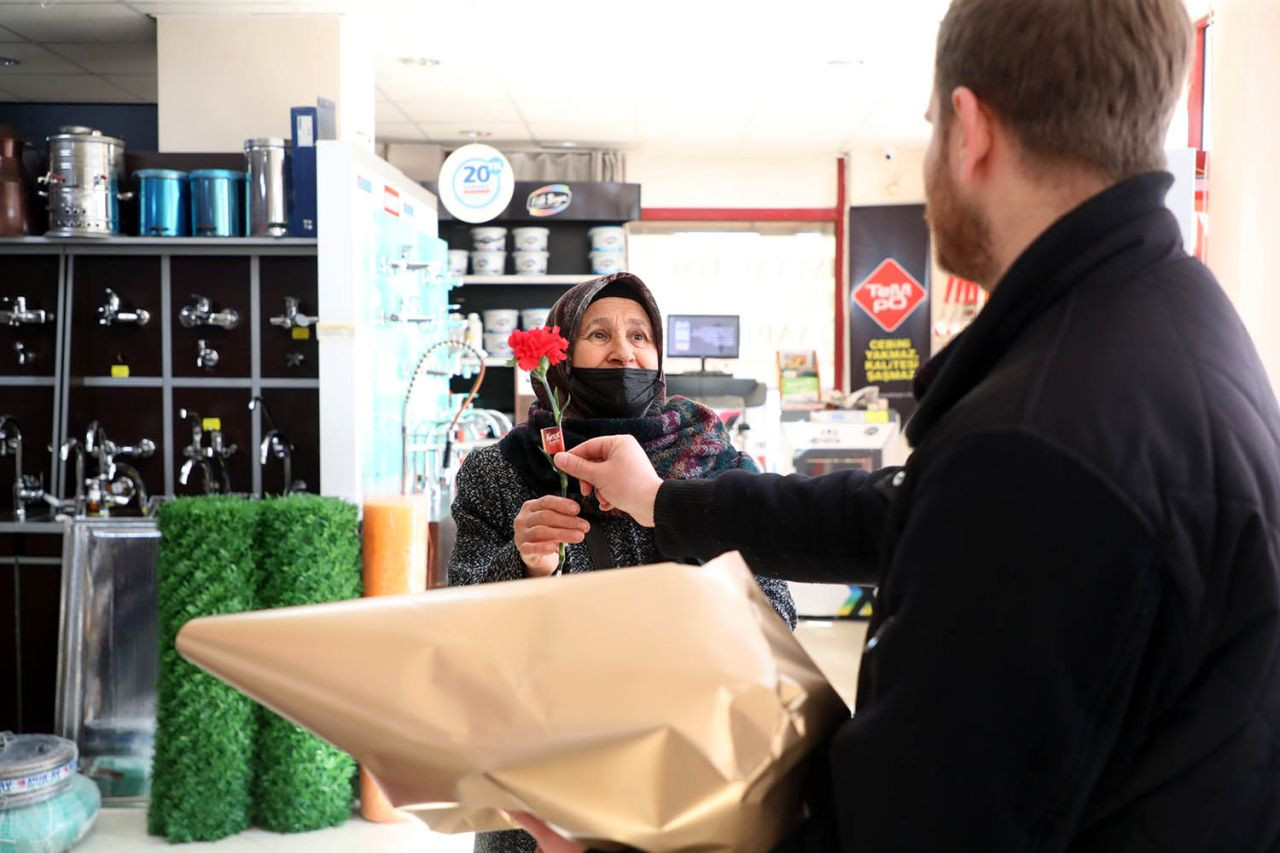 Büyükşehir Belediyesi, Berat Kandili'nde Pamukova'da Vatandaşlarla Buluştu: Karanfillerle Yürekleri Isıttı! - Sayfa 3