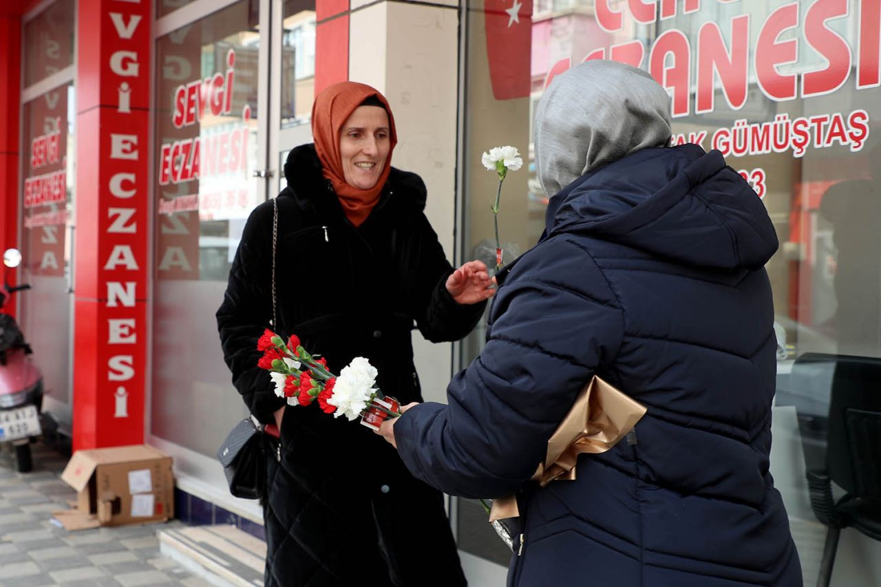 Büyükşehir Belediyesi, Berat Kandili'nde Pamukova'da Vatandaşlarla Buluştu: Karanfillerle Yürekleri Isıttı! - Sayfa 1