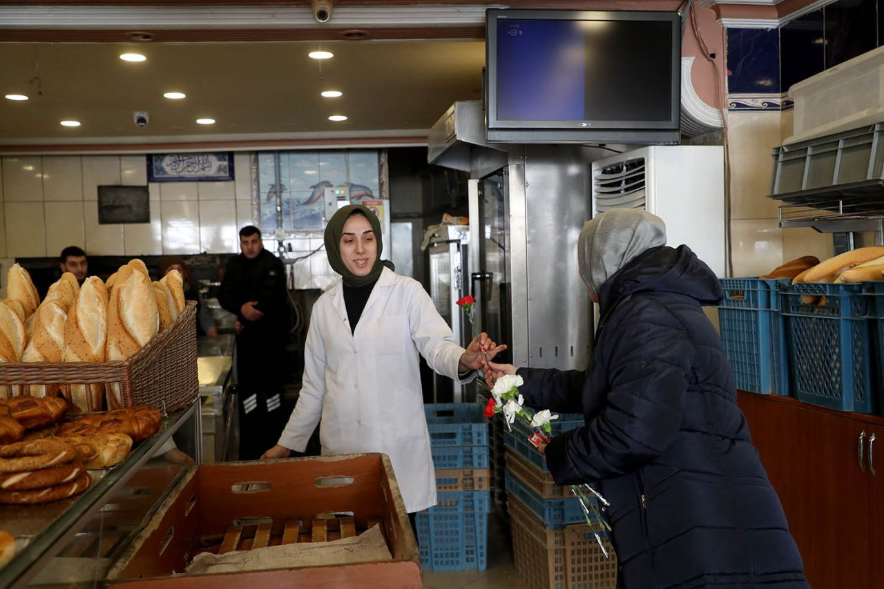 Büyükşehir Belediyesi, Berat Kandili'nde Pamukova'da Vatandaşlarla Buluştu: Karanfillerle Yürekleri Isıttı! - Sayfa 13