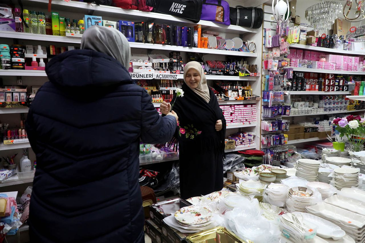 Büyükşehir Belediyesi, Berat Kandili'nde Pamukova'da Vatandaşlarla Buluştu: Karanfillerle Yürekleri Isıttı! - Sayfa 10