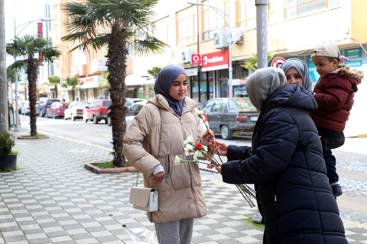 Büyükşehir Belediyesi, Berat Kandili'nde Pamukova'da Vatandaşlarla Buluştu: Karanfillerle Yürekleri Isıttı! - Sayfa 9