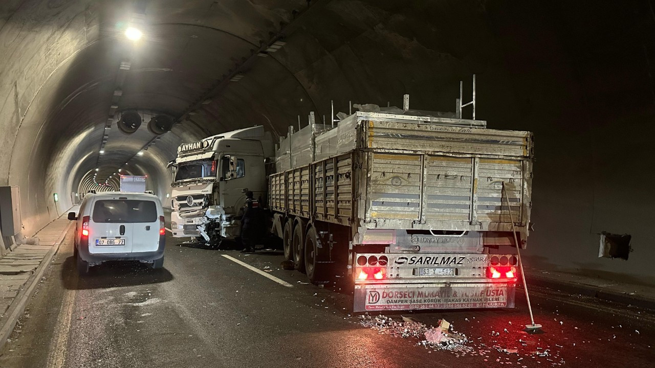 Erkenek Tüneli’nde Kaza! Direksiyon Hakimiyetini Kaybeden Tır Sürücüsü Yaralandı