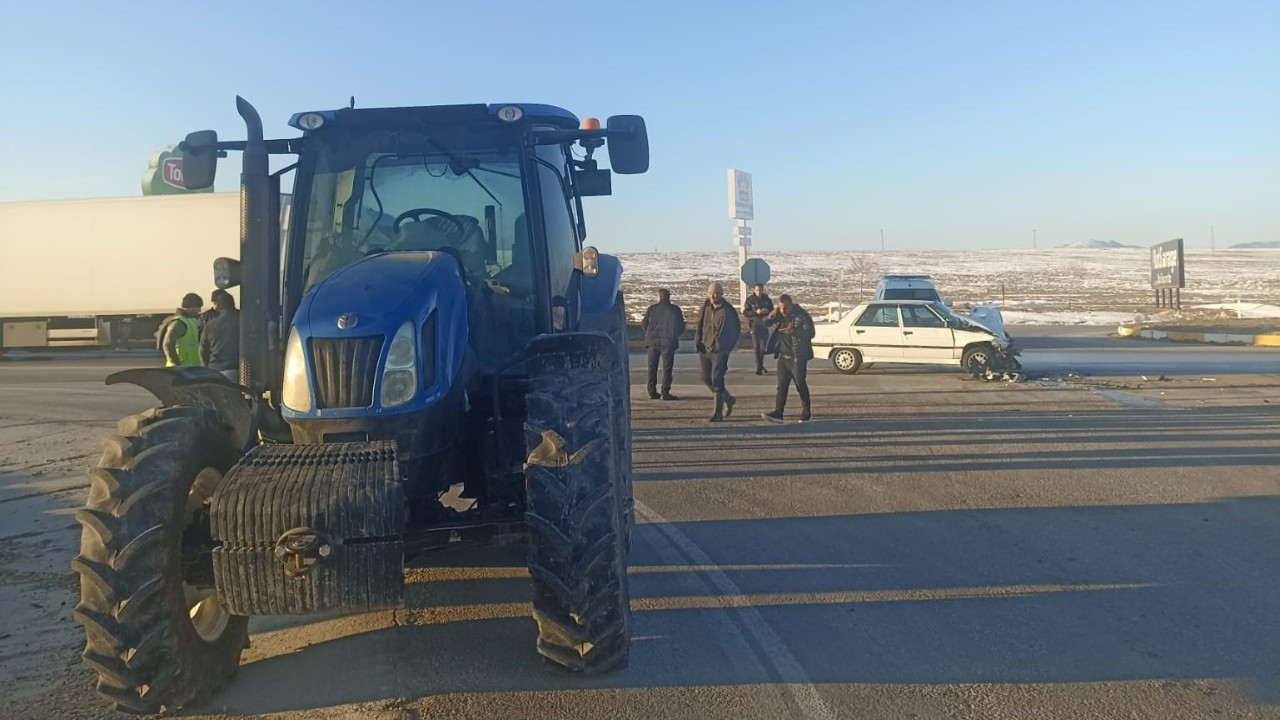 Konya Karapınar’da Traktör ile Otomobil Çarpıştı: 1 Yaralı