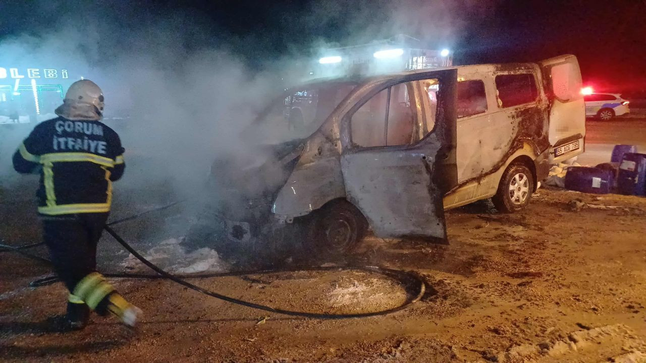 Çorum’da Seyir Halindeki Hafif Ticari Araç Alev Aldı! Kullanılamaz Hale Geldi - Sayfa 4