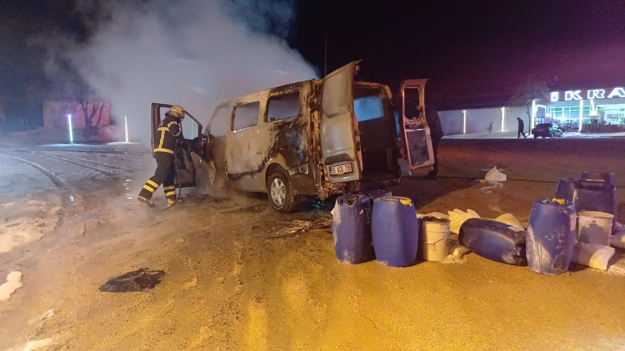 Çorum’da Seyir Halindeki Hafif Ticari Araç Alev Aldı! Kullanılamaz Hale Geldi - Sayfa 1