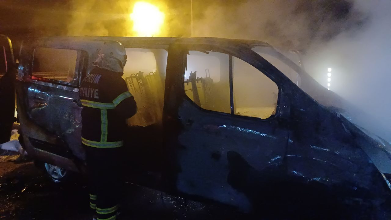 Çorum’da Seyir Halindeki Hafif Ticari Araç Alev Aldı! Kullanılamaz Hale Geldi - Sayfa 3