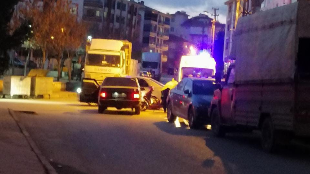 Ankara’da Minibüs Otomobile Çarptı, Sürücü Kaçtı! 1 Kişi Yaralandı
