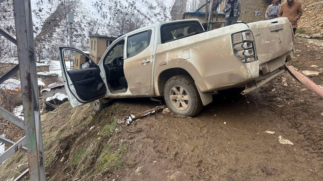Siirt’te Buzlanma Nedeniyle Şarampole Yuvarlanan Araç Kurtarıldı