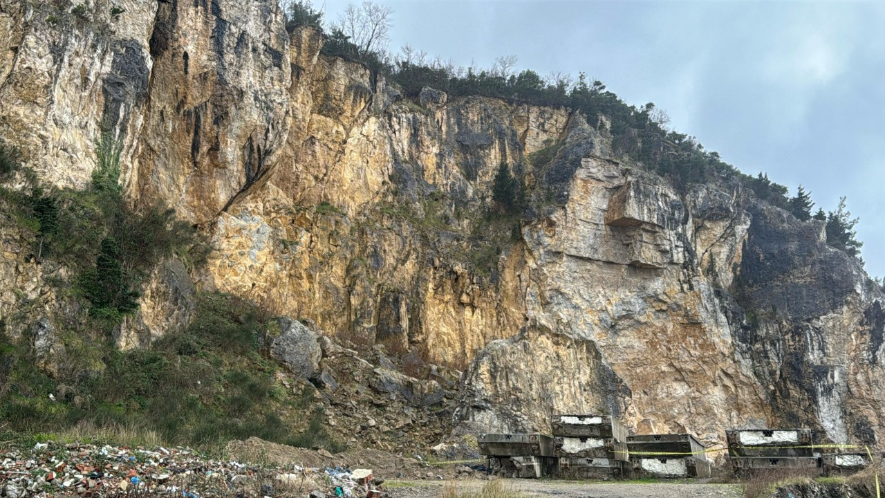 Amasra’da Heyelan Korkuttu: Dev Kaya Parçaları Denize Düştü