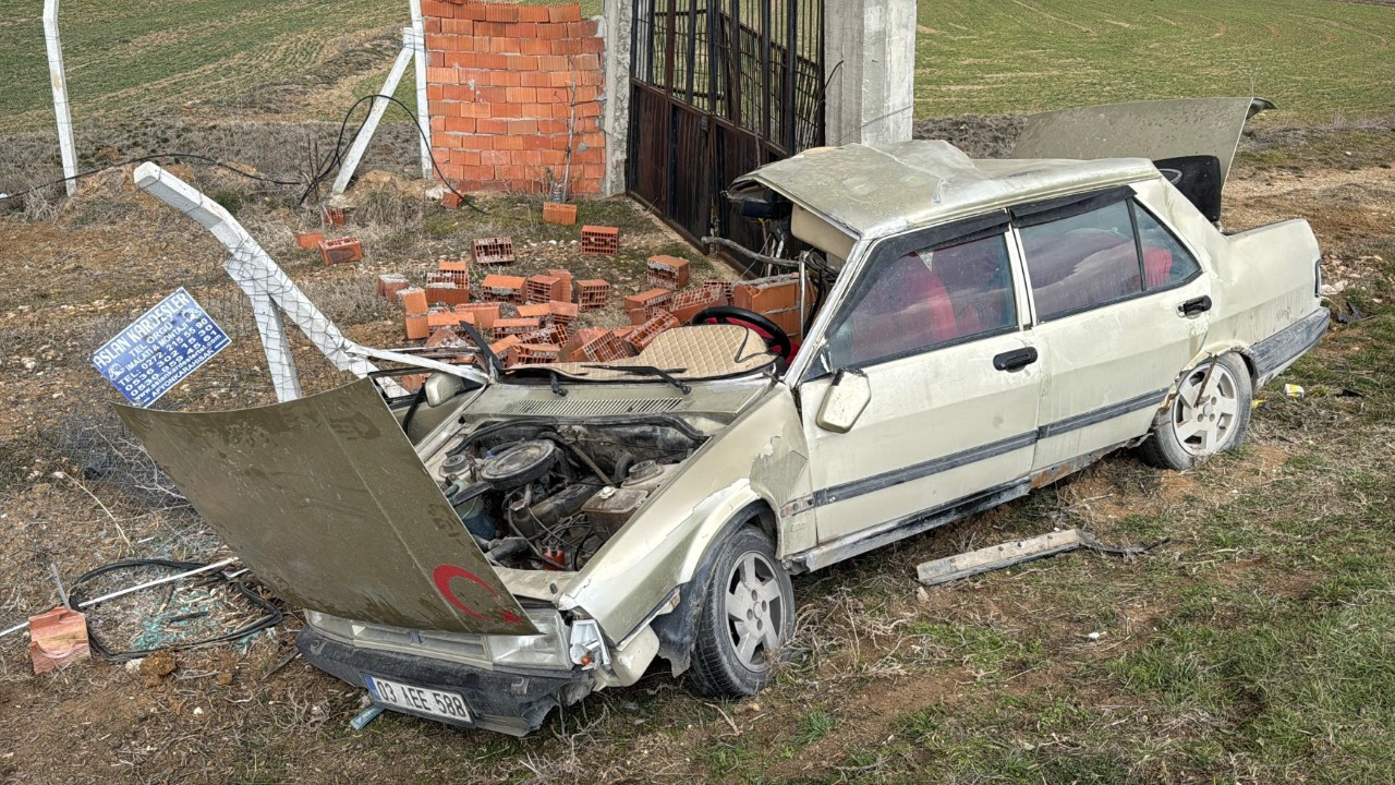 Afyonkarahisar'da Feci Kaza: Beton Direğe Çarpan Otomobilde 1 Ölü, 6 Yaralı