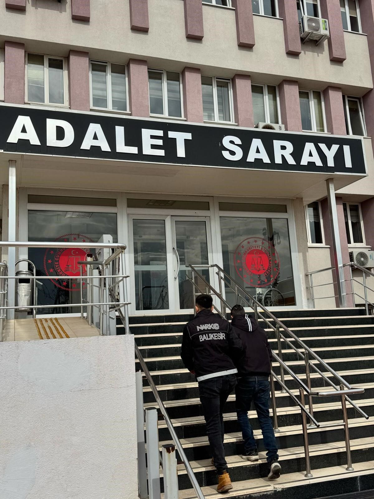 Ayvalık’ta 16,5 Yıl Hapis Cezası Bulunan Uyuşturucu Satıcısı Yakalandı - Sayfa 1