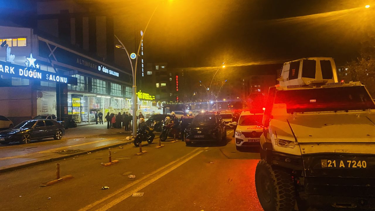 Diyarbakır’da Düğün Salonunun Önünde Silahlı ve Bıçaklı Kavga: 3 Yaralı - Sayfa 1