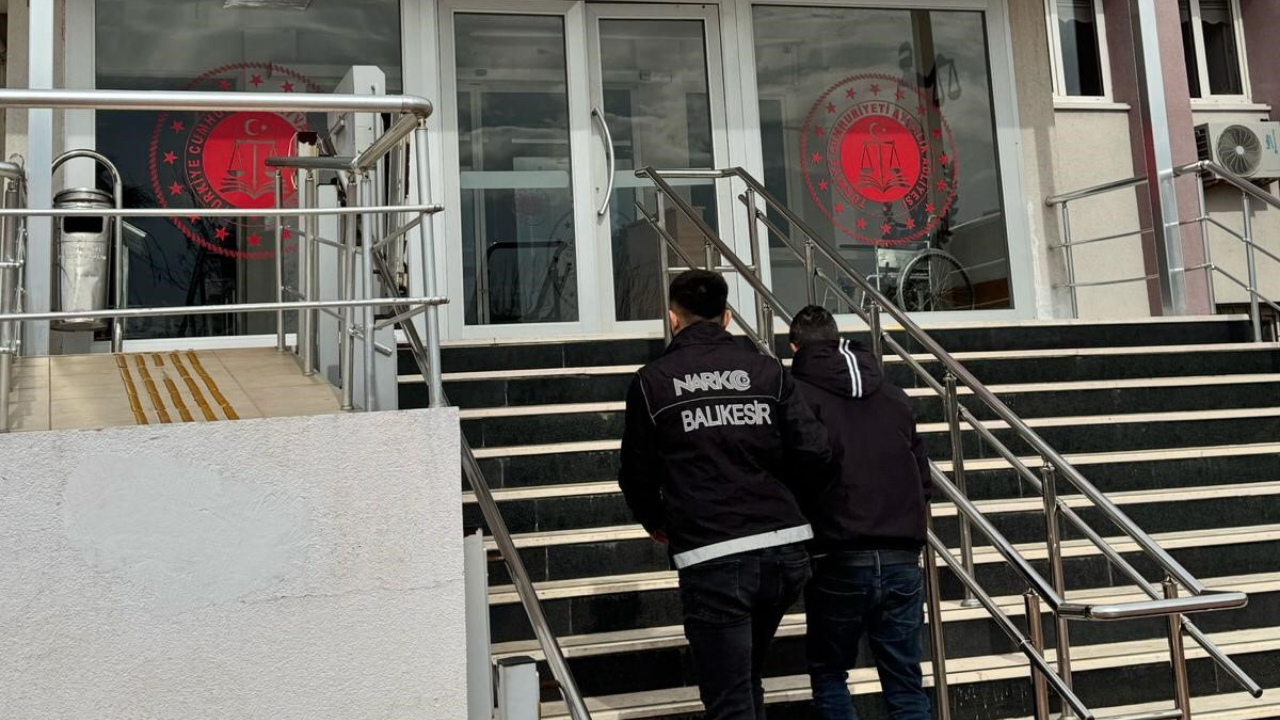 Ayvalık’ta 16,5 Yıl Hapis Cezası Bulunan Uyuşturucu Satıcısı Yakalandı