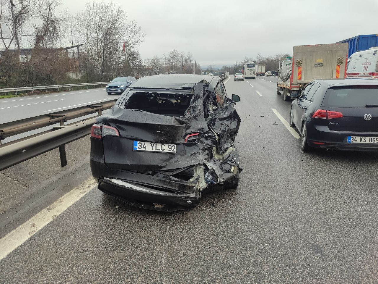 Otomobile Çarpan Kamyon Şarampole Devrildi, 3 Kişi Yaralandı - Sayfa 1