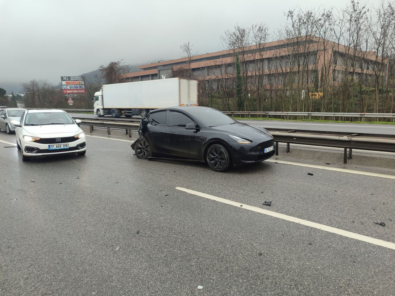 Otomobile Çarpan Kamyon Şarampole Devrildi, 3 Kişi Yaralandı - Sayfa 3