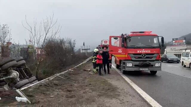 Otomobile Çarpan Kamyon Şarampole Devrildi, 3 Kişi Yaralandı - Sayfa 4