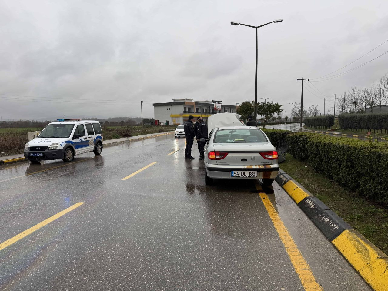 Adapazarı’nda Kontrolden Çıkan Otomobil Refüje Çarptı - Sayfa 4