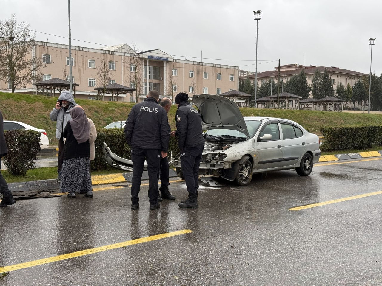 Adapazarı’nda Kontrolden Çıkan Otomobil Refüje Çarptı - Sayfa 2