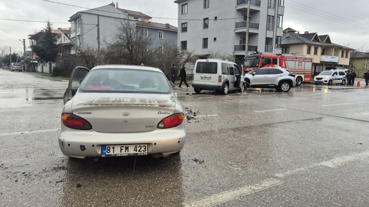 Düzce’de Zincirleme Kaza: 3 Araç Çarpıştı, 1 Yaralı - Sayfa 1