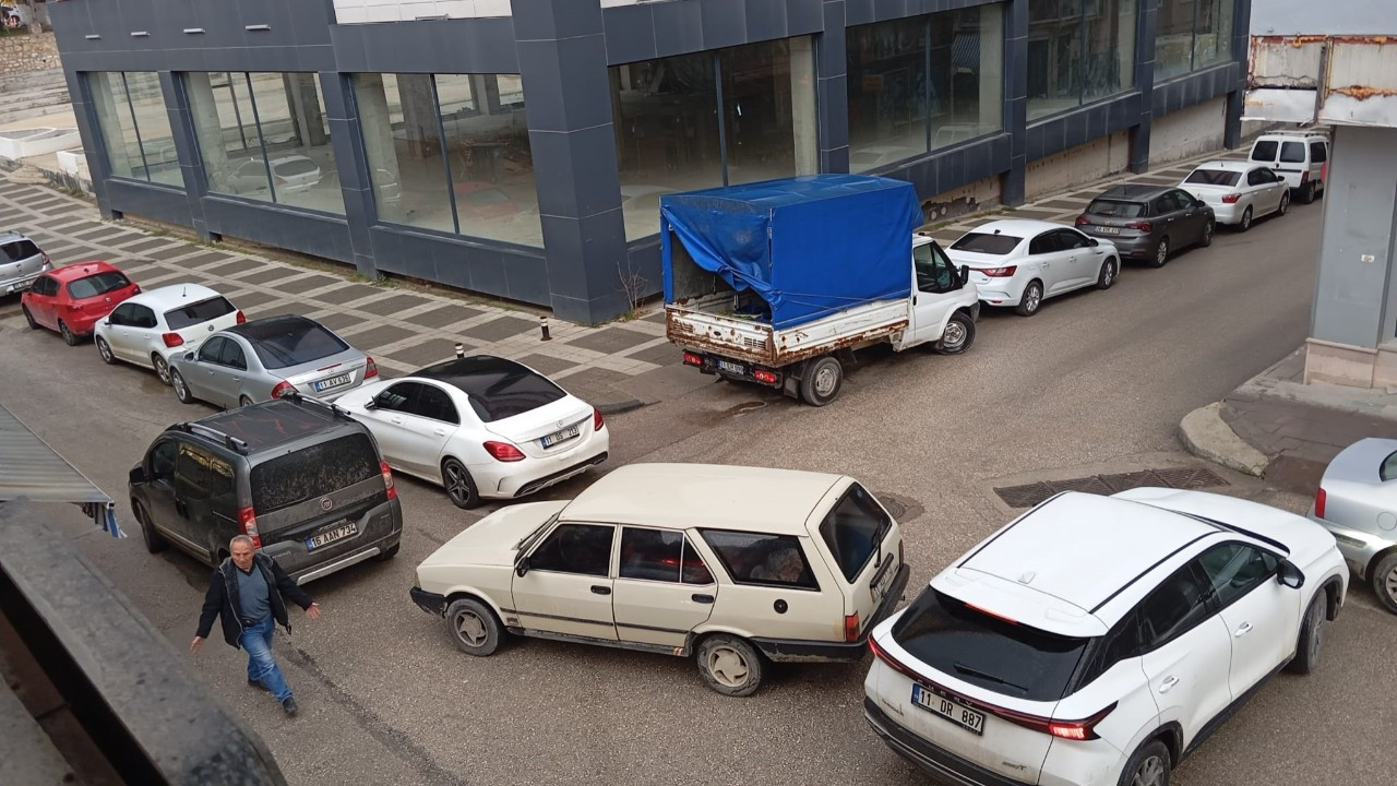 Bilecik’te Yol Ortasına Park Eden Sürücü Trafiği Felç Etti