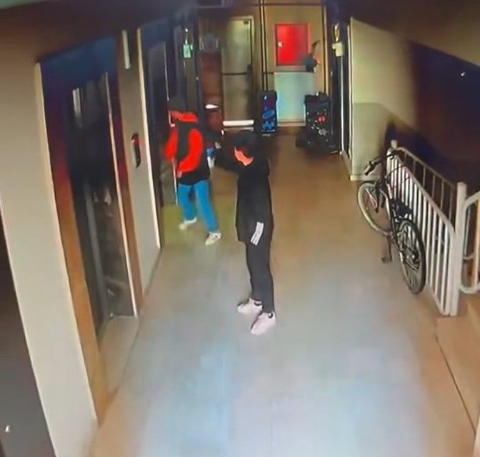 Kapı Önlerindeki Ayakkabıları Çalan Çocuklar Kameraya Yakalandı - Sayfa 1