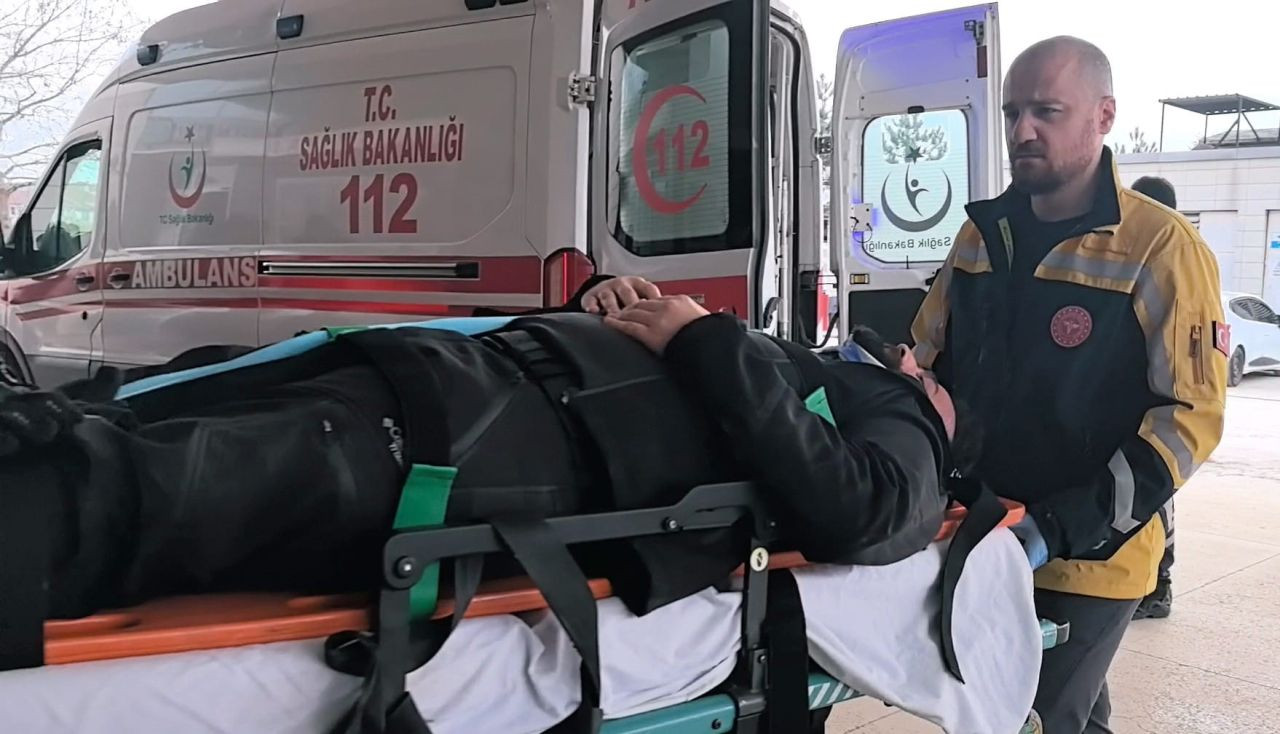 Bursa'da Minibüsle Çarpışan Motosikletteki Çift Yaralandı - Sayfa 1