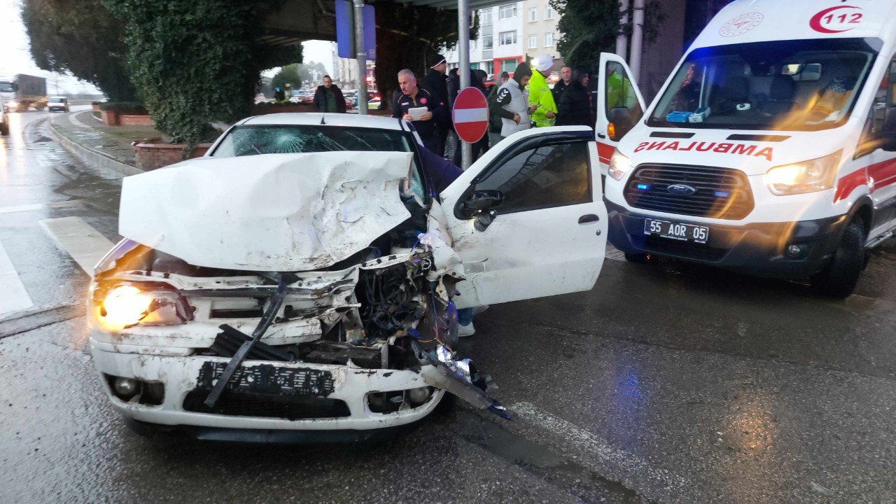 Samsun’da Otomobil ile Kamyonet Çarpıştı: 4 Kişi Yaralandı