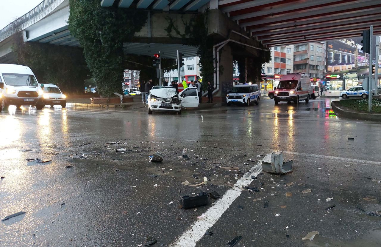Samsun’da Otomobil ile Kamyonet Çarpıştı: 4 Kişi Yaralandı - Sayfa 1