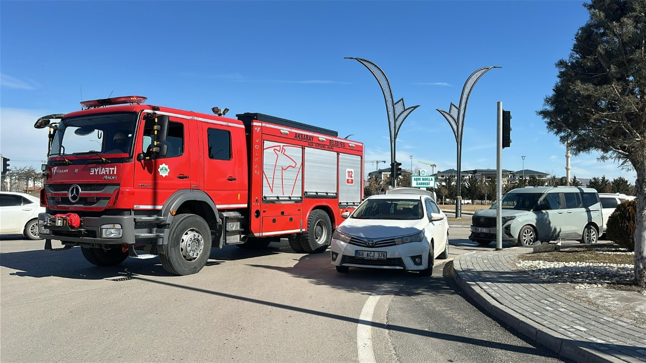 Aksaray’da Hafif Ticari Araç Otomobile Çarptı: 1 Yaralı