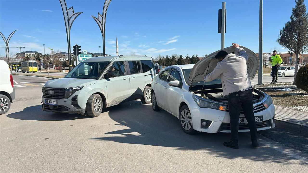 Aksaray’da Hafif Ticari Araç Otomobile Çarptı: 1 Yaralı - Sayfa 1
