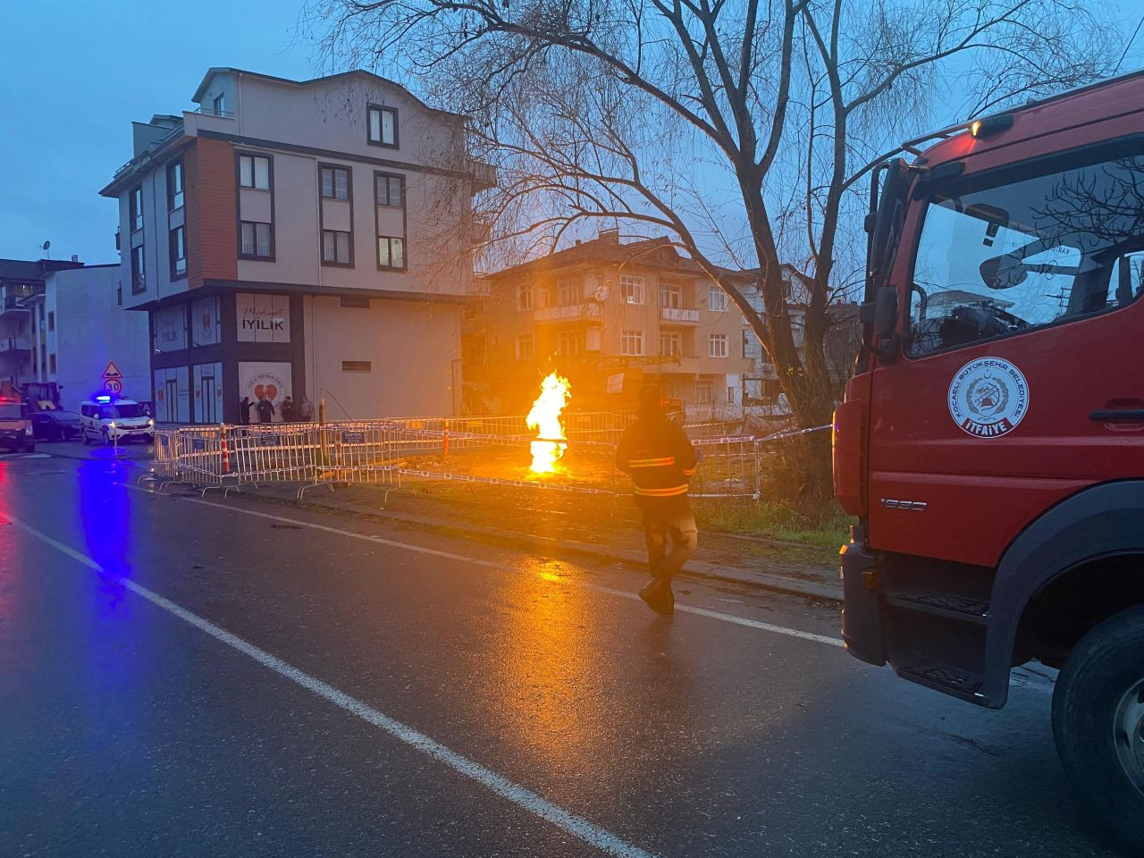 Kocaeli’de Yer Altından Çıkan Metan Gazı Alev Aldı: Saatlerdir Sönmüyor - Sayfa 2