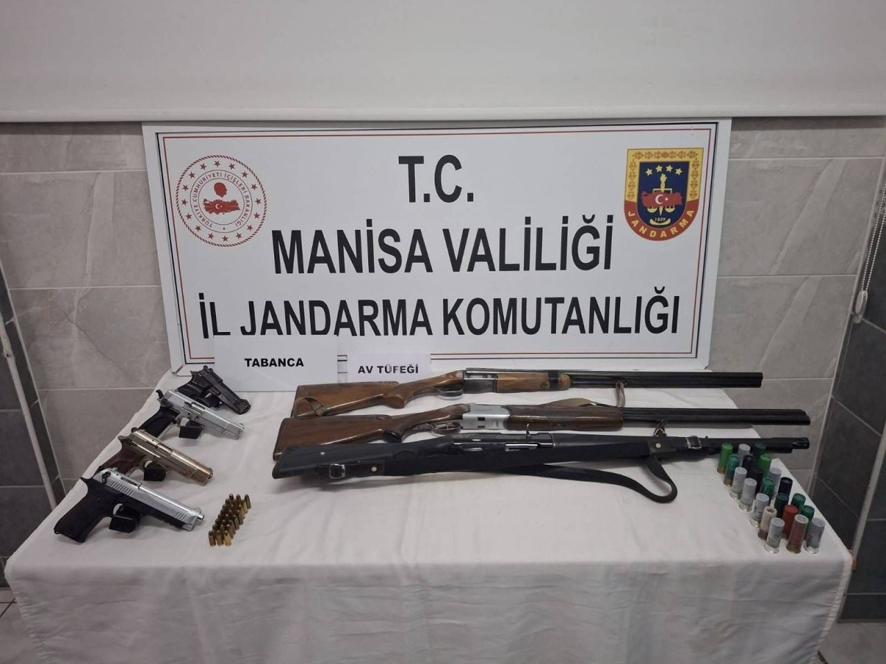 Turgutlu’da Silah Tacirlerine Operasyon: Ruhsatsız Silahlar Ele Geçirildi - Sayfa 1