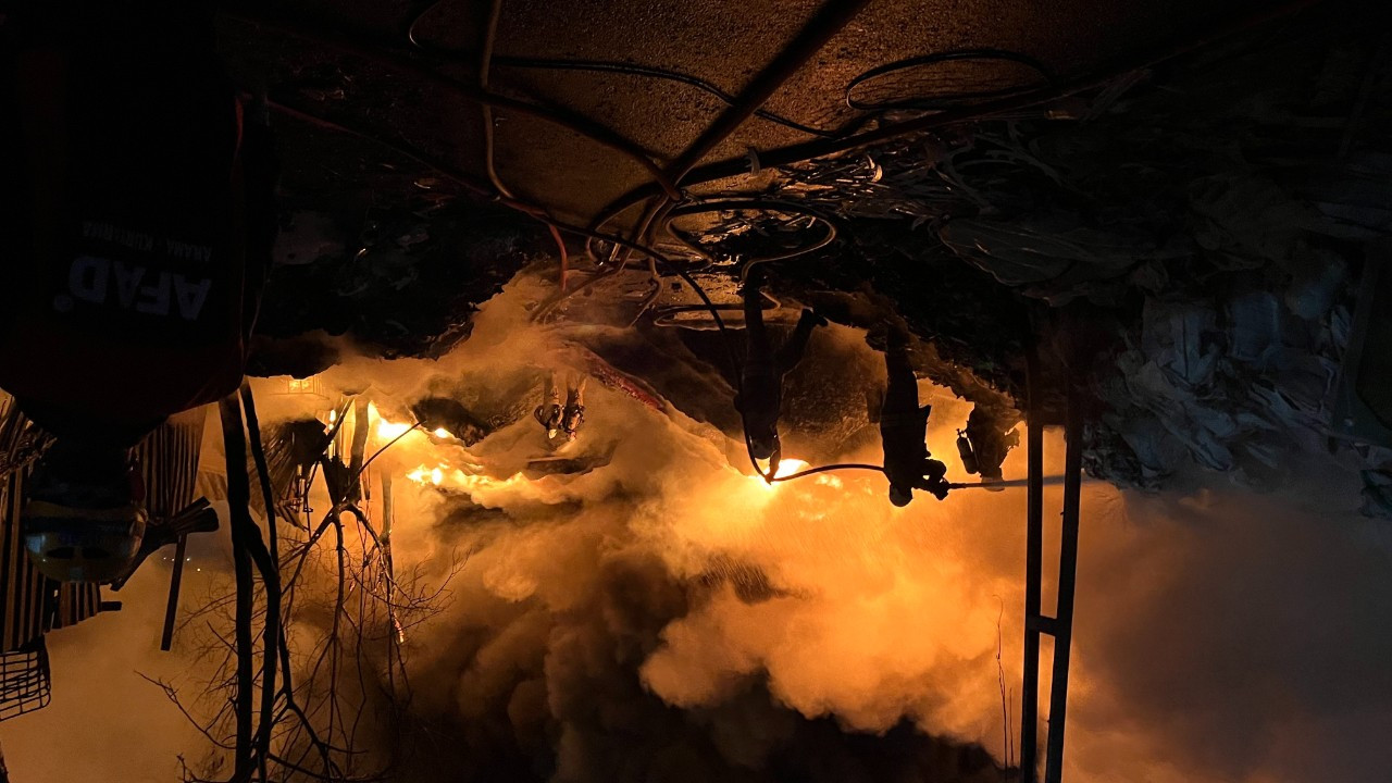 Avcılar’da Geri Dönüşüm Tesisindeki Yangın Havadan Görüntülendi