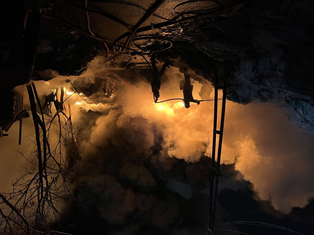 Avcılar’da Geri Dönüşüm Tesisindeki Yangın Havadan Görüntülendi - Sayfa 2