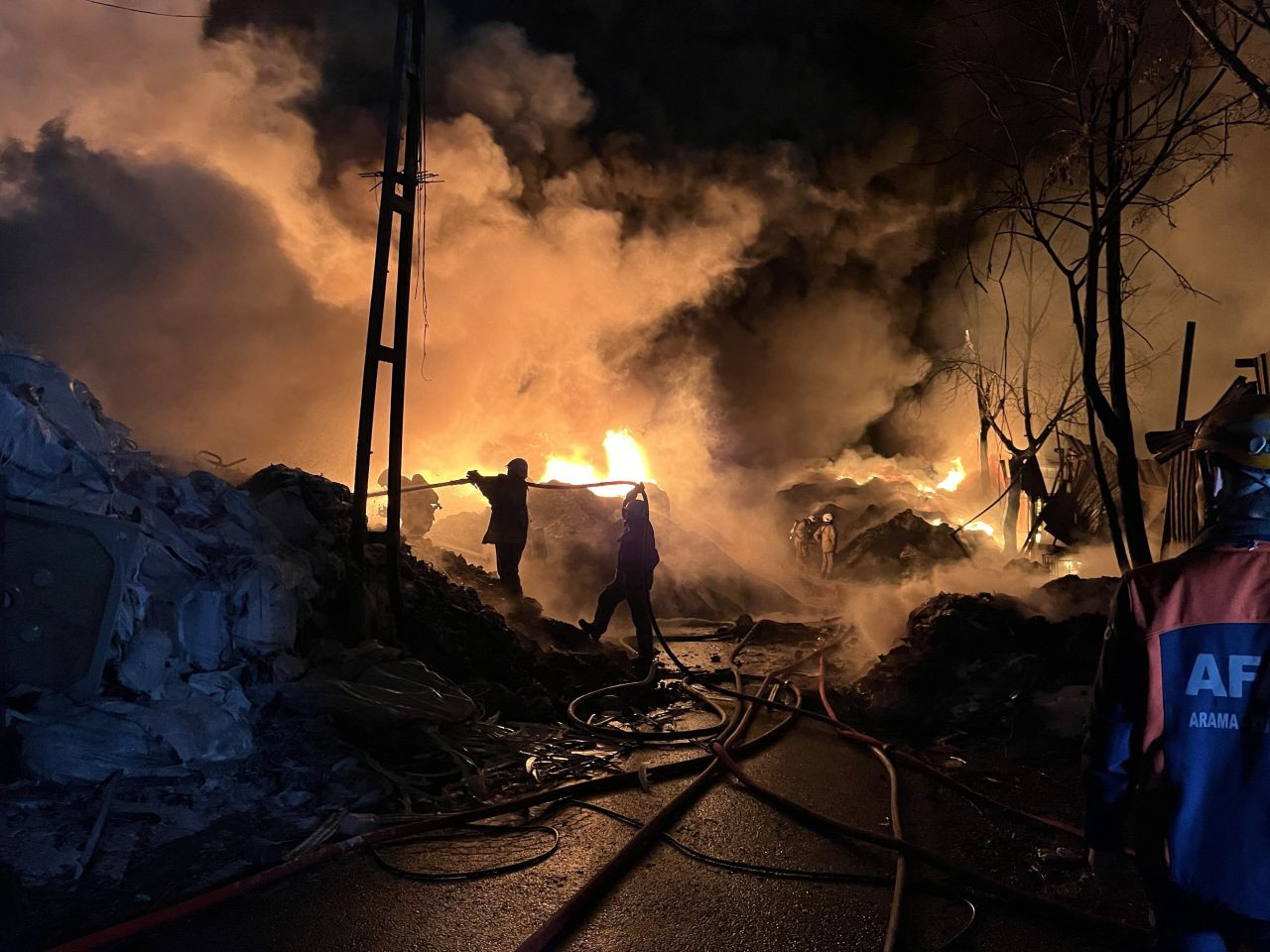 Avcılar’da Geri Dönüşüm Tesisindeki Yangın Havadan Görüntülendi - Sayfa 5