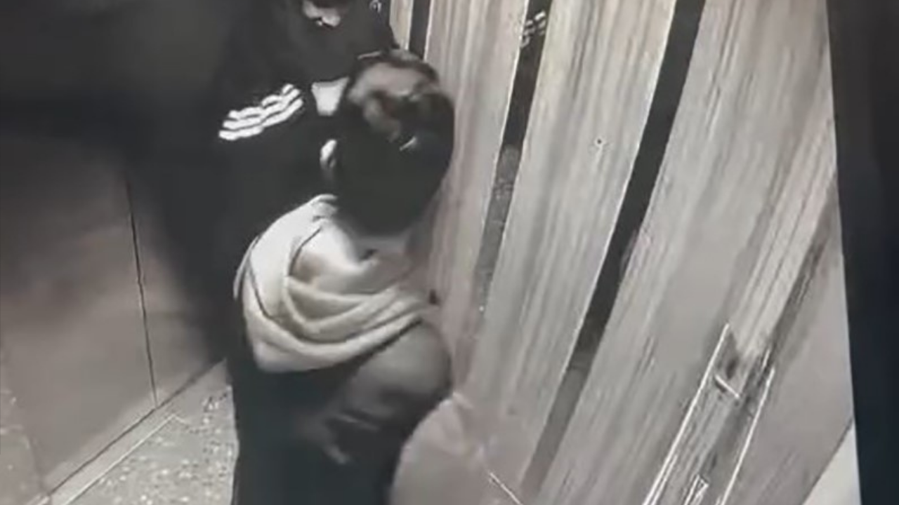 Kapı Önlerindeki Ayakkabıları Çalan Çocuklar Kameraya Yakalandı