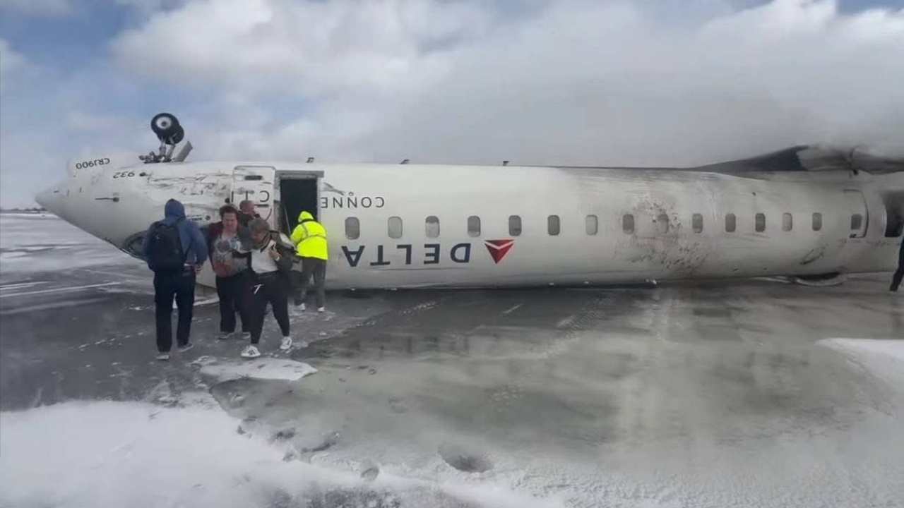 Kanada’da Yolcu Uçağı Ters Döndü: 8 Kişi Yaralandı