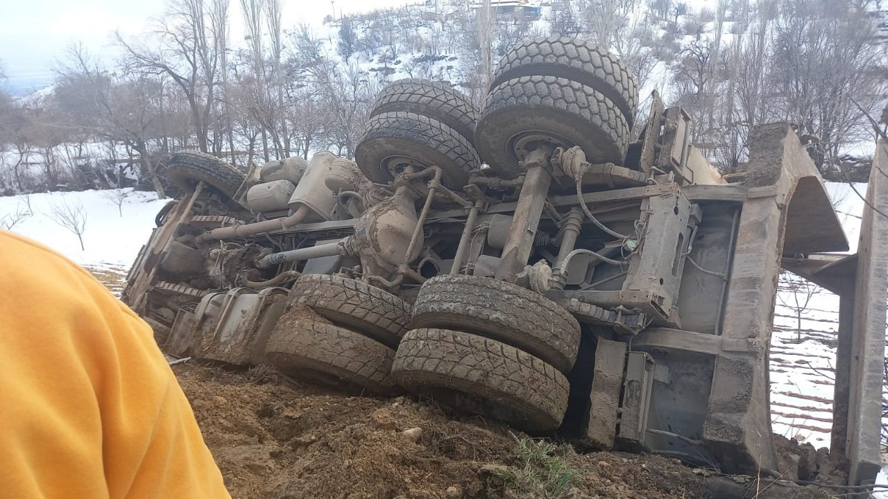 Hafriyat Kamyonu Şarampole Devrildi: 1 Yaralı
