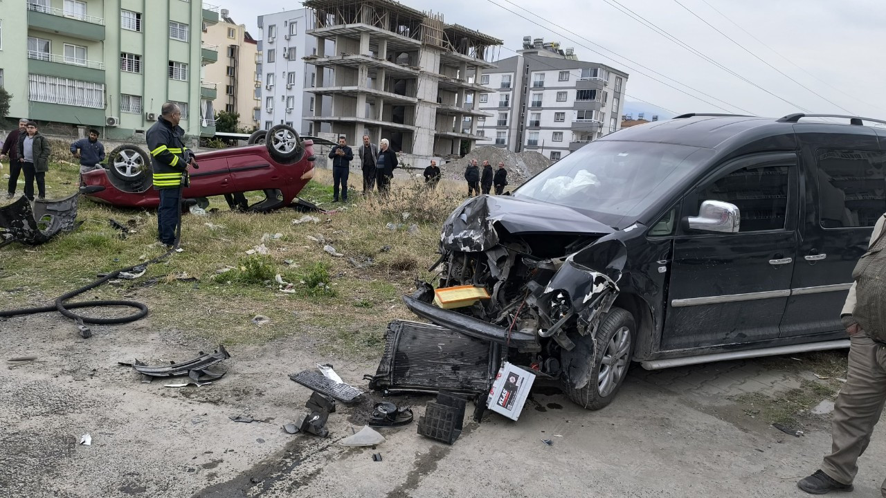 Hatay’da Hafif Ticari Araç ile Otomobil Çarpıştı: 3 Yaralı