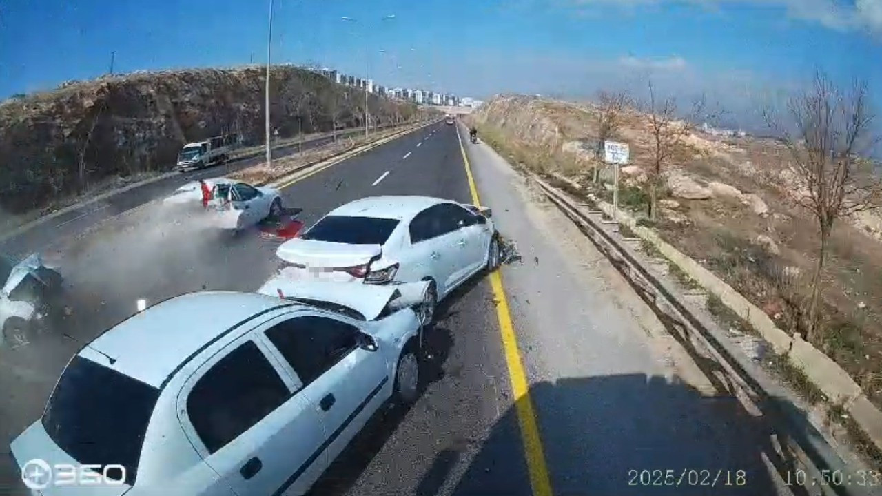 Şanlıurfa’da Zincirleme Kaza Araç Kamerasına Yansıdı: 6 Yaralı