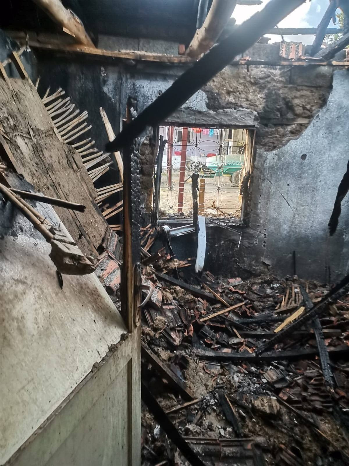 Manisa’da Yangın Tek Katlı Evi Kül Etti - Sayfa 3