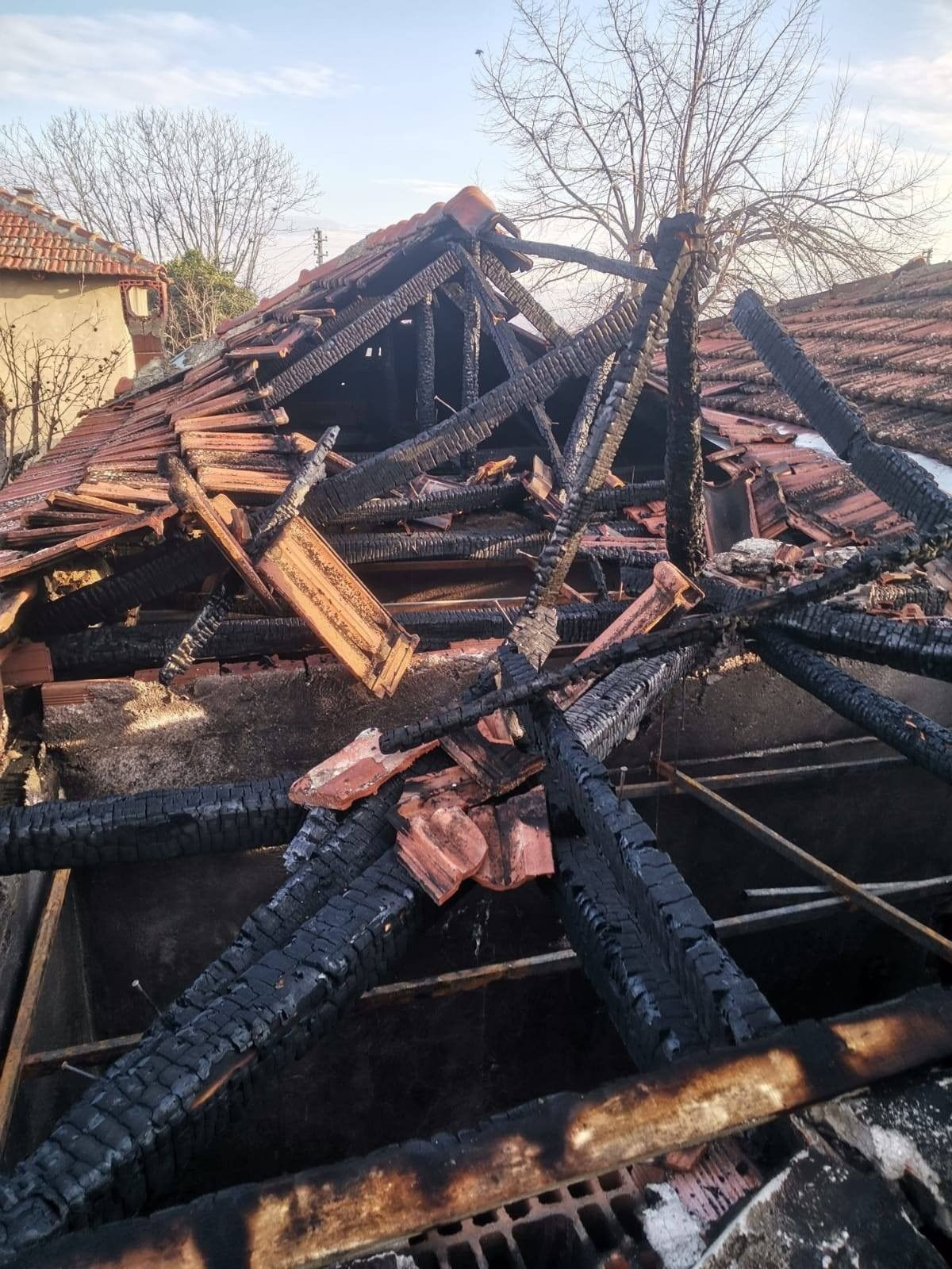 Manisa’da Yangın Tek Katlı Evi Kül Etti - Sayfa 1