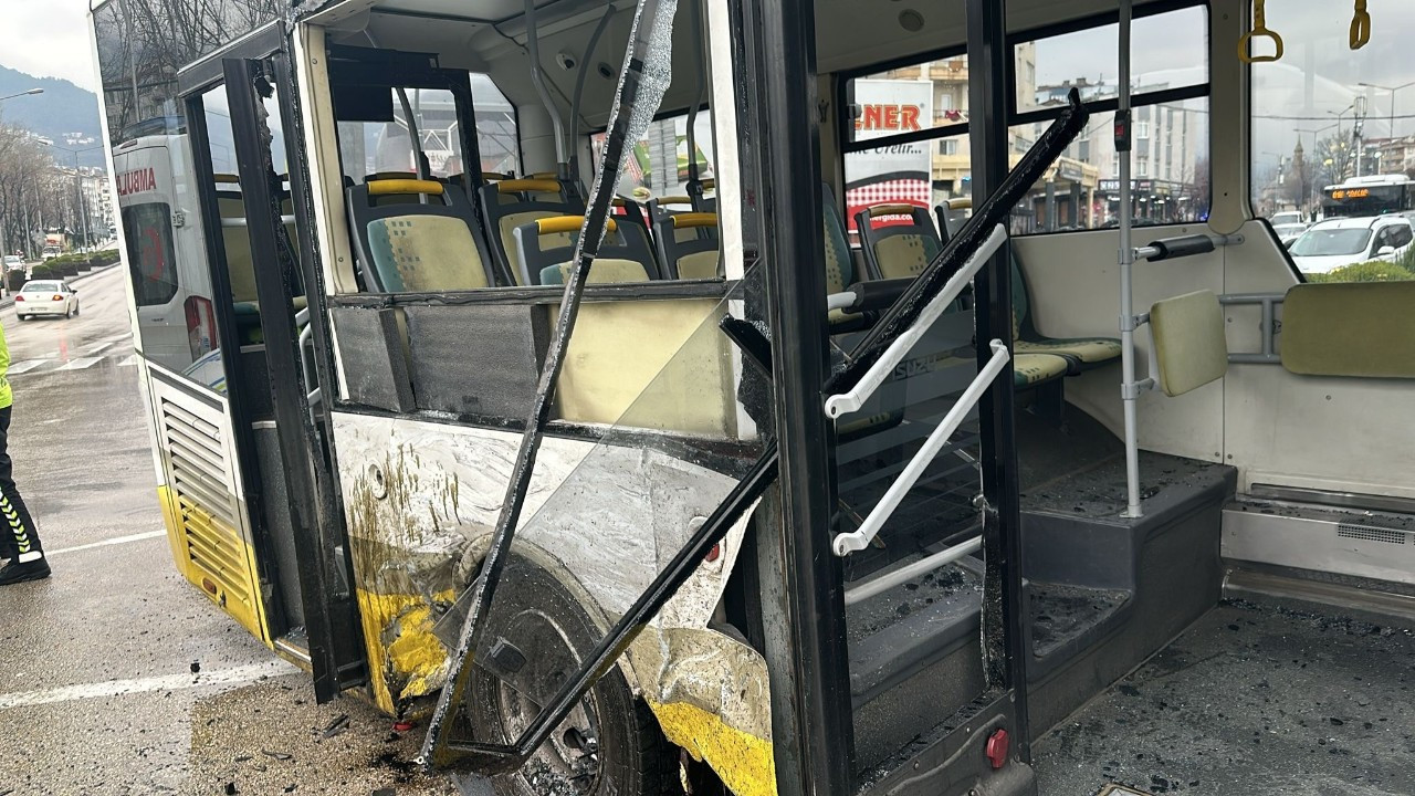 Bursa’da Okul Servisi Otobüsle Çarpıştı: 9 Yaralı