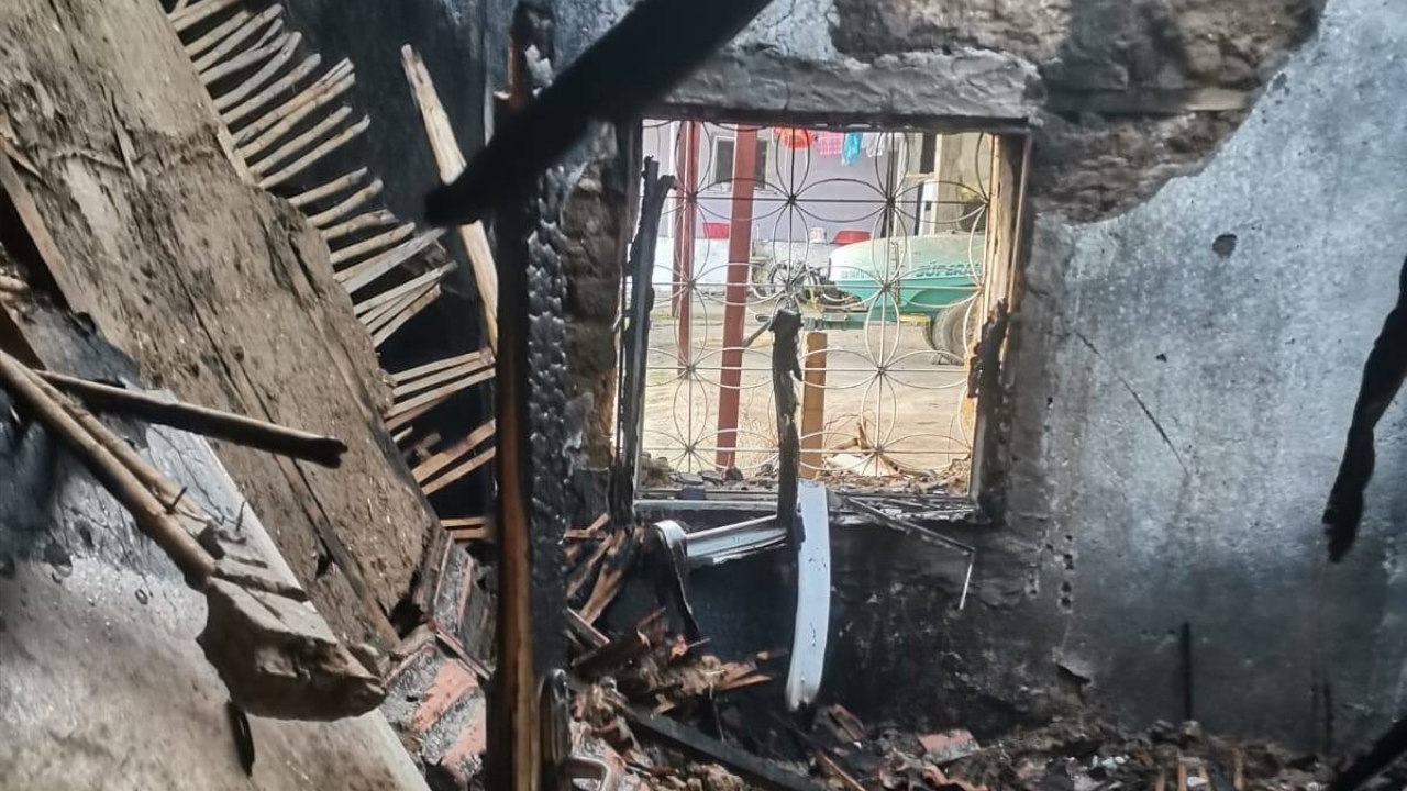 Manisa’da Yangın Tek Katlı Evi Kül Etti