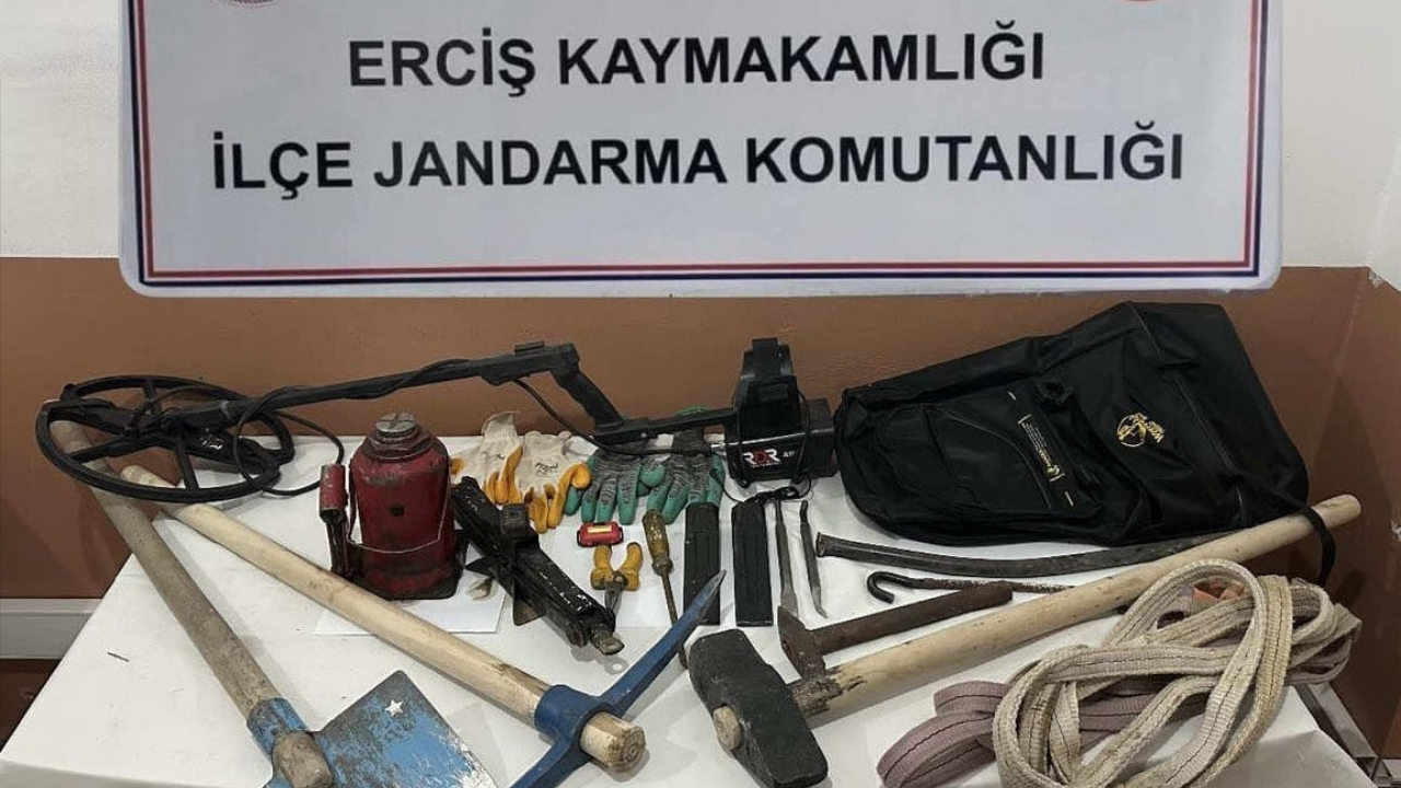 Erciş’te Kaçak Kazı Operasyonu: 4 Şüpheli Suçüstü Yakalandı