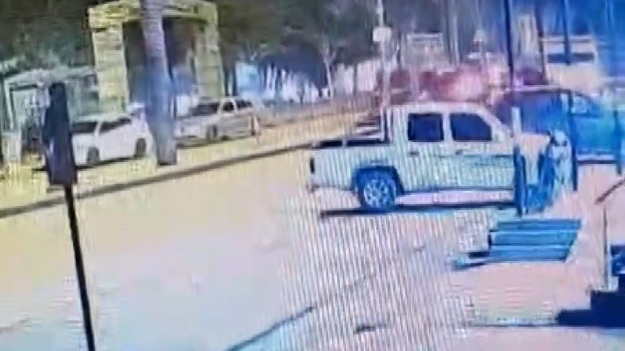 Sokak Köpeklerinden Kaçarken Kamyonet Çarptı!