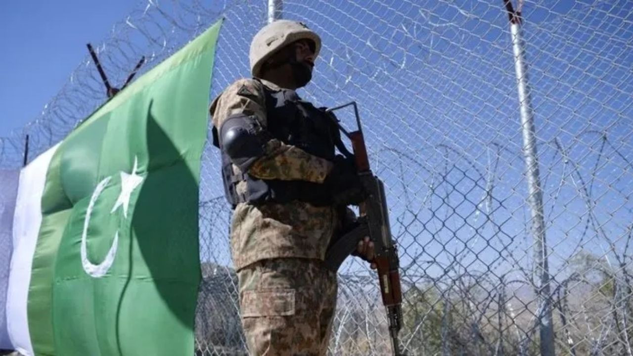 Pakistan'da Korkunç Olay: Otobüsten İndirilen Yolcuları Kurşuna Dizdiler!