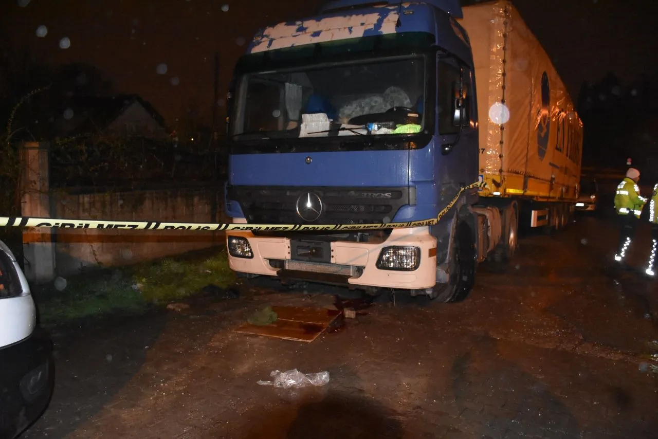 Hendek’te Tır Tamiri Kazayla Sonuçlandı: Kupanın Altında Kaldı!