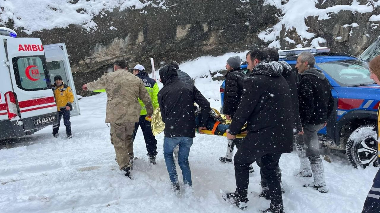 Gümüşhane'de Dereye Yuvarlanan Kamyonetteki 5 Kişi Yaralandı - Sayfa 1